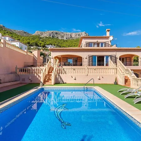 Amanda - Plusholidays Villa Calp