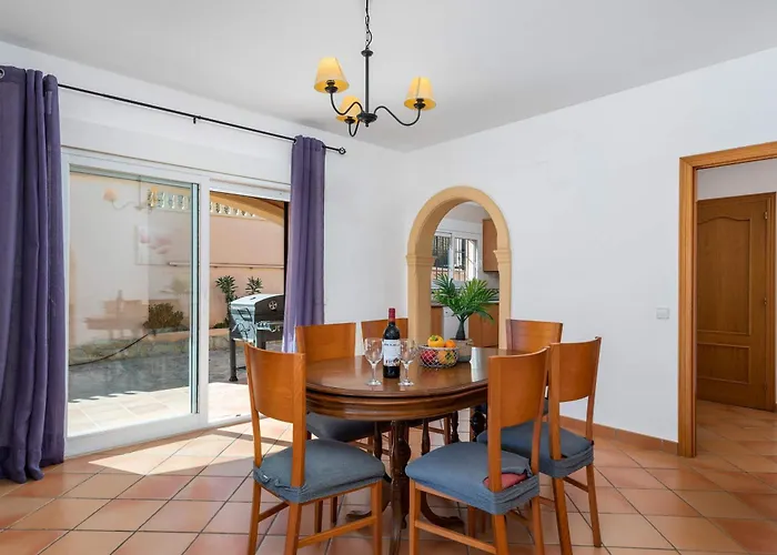 Amanda - Plusholidays Кальпе