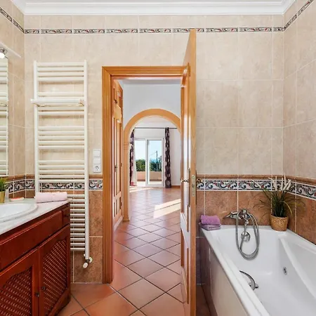 Amanda - Plusholidays Villa