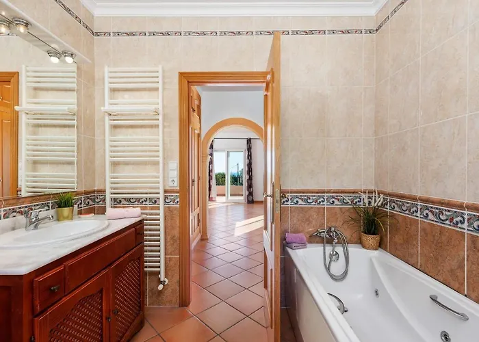 Amanda - Plusholidays Villa